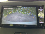 車両後方の様子を画面で確認でき、ガイド線も表示されています。駐車スペースへバックで入れるときなど、後方の位置関係を確かめながら操作できる便利なサポート装備です。