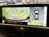 後方映像に加えて車両周辺を俯瞰した表示も確認でき、駐車時の周囲把握を助けます。画面には進路の目安となるラインも表示され、車庫入れや狭い場所での駐車に活用できます。