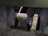 当店でお車をご購入のお客様はオーナー様専用保険「メルセデス・ベンツ保険」にご加入頂けます。飛来物によるフロントガラス破損やパンクによるタイヤ交換の際に、修理費用の一部をお支払いしております。