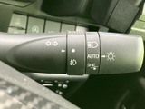 レバーには各機能を示す表示がまとまり、手元で確認しやすい配置です。必要な操作を視覚的に把握しやすく、運転中も扱う機能を見分けやすい、実用性に配慮された装備です。