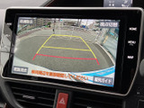 後方の様子を画面で確認でき、駐車時の周囲確認をサポートします。画面には進路の目安となるガイド線も表示され、車庫入れや狭い場所での駐車時に、後方との距離感をつかみやすい仕様です。