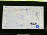 大きく見やすい画面に地図が表示され、現在地や周辺の道路を確認しやすいナビゲーションです。画面端には各種メニューが並び、目的地検索など日々の移動に役立つ機能へアクセスできます。