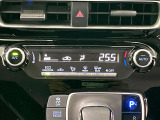 【オートエアコン】一度お好みの温度に設定すれば、車内の温度を検知し風量や温度を自動で調整。暑い&hellip;寒い&hellip;と何度もスイッチ操作をする必要はありません。快適な車内空間には必須の機能ですね♪