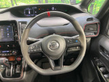 インテリアに合わせたデザインのステアリングは、運転される方のことも考え、運転しやすい形状、大きさです。是非一度、実際に触ってお確かめください。