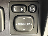 【電動格納ミラー】サイドミラーは電動格納式となっており、狭い駐車場でもキズがつくリスクを抑えられます。