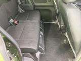後席は足元にゆとりがあり、前席との間にも空間が確保されています。落ち着いた色合いのシートと見通しのよい室内で、同乗者にもくつろいで過ごしていただける空間です。