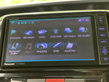 デジタルTVを含む複数の音楽・映像ソースを選べるメニューを表示。停車中はテレビ番組の視聴も楽しめ、使いたいコンテンツを画面から選びやすい構成となっています。