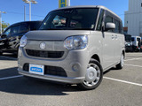 丸みのあるヘッドライトと穏やかなフロントフェイスが親しみやすく、明るいボディカラーも相まって街中で軽やかな印象です。すっきりとした表情で、昼夜を問わず存在感を感じられる佇まいです。