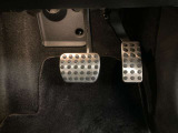 当店でお車をご購入のお客様はオーナー様専用保険「メルセデス・ベンツ保険」にご加入頂けます。飛来物によるフロントガラス破損やパンクによるタイヤ交換の際に、修理費用の一部をお支払いしております。