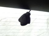 あおり運転対策や予期せぬトラブルへの備えとして心強い前後ドライブレコーダー。走行中の映像をしっかりと記録し、ドライバーと同乗者の安全を見守ります。購入後すぐに安心してドライブを楽しめる人気の装備です。