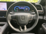 手元に複数のスイッチがまとまり、運転姿勢を保ちながら各種操作にアクセスしやすい配置です。メーターや画面とあわせて、必要な情報や操作を確認しやすくなっています。