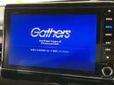 画面まわりにメニューやオーディオの操作ボタンが配置され、必要な項目を選びやすい構成です。ナビや音楽などの車内機能をまとめて使えるため、日々のお出かけをサポートします。