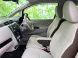 明るい室内色と大きな窓が、運転席に開放感をもたらします。シートは背もたれと座面にゆとりを感じる形状で、前方の見通しにも配慮された、すっきりとした運転空間です。