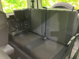 後席には左右の座席とヘッドレストを備え、同乗者が落ち着いて座れる空間です。窓から外の様子も感じられ、前席との距離感にもゆとりがある室内となっています。