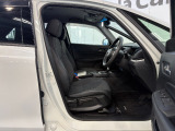 運転席の足元まわりです!アクセル・ブレーキペダルの配置や足元スペースもしっかりご確認いただけます。毎日の運転で長く過ごす場所だからこそ、実際の広さや使い勝手も大切なチェックポイントです。