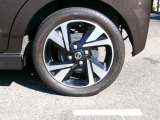 日産純正のアルミホイールです。足元からかっこよく決まってます。