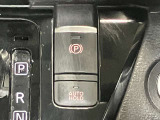 【オートブレーキホールド】ブレーキペダルを踏んで停車すると、ブレーキペダルから足を離してもクルマがブレーキ力を維持。ペダルを踏み続けることによる足の疲れを緩和します!
