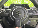 手元に複数のスイッチを備え、視線を大きく移さずに各種機能へアクセスしやすい配置です。握ったまま操作できる範囲にまとめられており、運転中の利便性を考えた装備として日常の移動を支えます。