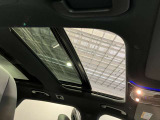 パノラミックルーフで明るい車内と開放感あるドライブをお楽しみいただけます。