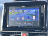画面上で複数の音源が選べるオーディオシステムを装備しています。ラジオやディスク、Bluetoothなど、普段利用する音源に合わせて選択でき、移動中の車内で好みの音楽を楽しめます。