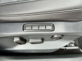 運転席シートは電動アジャストタイプ。メモリープリセット機能付きなのでご家族で運転交代される際も、ポジション調整の手間がかかりません。