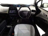 革巻き(合皮製)ステアリングで快適な操作性の運転席です。