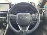 ステアリング上に各種スイッチがまとまり、手元から車内機能を操作できます。メーターを見ながら扱いやすく、運転中の視線移動を抑えたい場面や、日常の細かな操作にも便利です。
