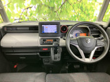 前方の窓が広く、運転席から周囲を見渡しやすい開放的な室内です。座席とステアリングの位置関係も自然で、落ち着いた色合いのシートが毎日の移動を快適に支えてくれます。