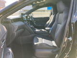 前席は身体を支える形状で、運転席側まで見通しのよい室内です。窓から自然光が入り、座ったときにも周囲の様子を確認しやすい落ち着いた空間です。