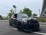 ミニ ジョン・クーパー・ワークスの右前から見た外観です。車両全体のバランスが分かりやすい一枚です。