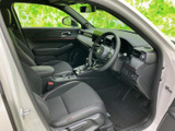 運転席まわりは視界が広く、前方や左右の状況を確認しやすいレイアウトです。シートには落ち着いた色合いを採用し、座ったときもゆったり過ごせる空間。足元もすっきりまとまっています。