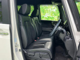 前席はゆとりある座面とヘッドレストを備え、運転席から助手席まで落ち着いた雰囲気。窓から外の様子を確認しやすく、車内でくつろぎやすい空間です。