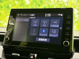 AM・FMや交通情報、USB、Bluetoothなど、音源や情報の選択肢が画面に表示されています。使いたい項目を見つけやすく、日々の移動中も好みに合わせて活用できる便利な装備です。