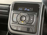 【オートエアコン】一度お好みの温度に設定すれば、車内の温度を検知し風量や温度を自動で調整。暑い&hellip;寒い&hellip;と何度もスイッチ操作をする必要はありません。快適な車内空間には必須の機能ですね♪