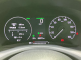 速度や燃料残量、航続可能距離などをまとめて確認できる表示で、運転に必要な情報を把握しやすい配置です。視線を大きく移さず確認でき、日常の運転を支えてくれます。