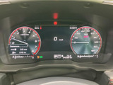 左右のメーターと中央の表示部で、速度や車両情報をまとめて確認できます。走行中にも視線の移動を抑えて必要な情報を把握しやすく、見やすさに配慮された配置です。