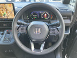 手になじみやすい形状で、運転姿勢を保ちながら握りやすいステアリングです。左右のスイッチから各種機能にアクセスでき、視線を大きく動かさず扱える便利さも魅力です。