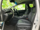 落ち着いた色合いのシートと、前方まで見渡しやすい運転席まわりが印象的です。座面や背もたれにゆとりがあり、乗り降りもしやすい開口部で、毎日の移動を快適に支えます。