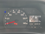 速度計と液晶表示がまとまり、走行に必要な情報を運転席から確認しやすい配置です。燃料残量やシフト位置なども表示され、日々の運転をサポートします。
