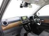 ダイハツのお店では、ダイハツ車を知り尽くしたプロフェッショナルが、専用の診断機器を使って各システムを点検しております。