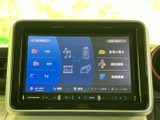 ナビやラジオ、テレビなどのメニューが画面に並び、目的の項目を見つけやすい構成です。音楽や案内など車内で使う機能をまとめて確認でき、日常のお出かけをサポートします。