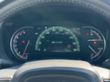 速度や燃料残量などの情報がまとまって表示され、運転に必要な状況をひと目で把握しやすいメーターです。明瞭な表示で、日々の確認を助けます。
