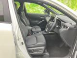 運転席まわりを含む前席は、ゆとりを感じる空間にまとまり、シートやドア内張りも落ち着いた色合いです。乗り降りの際に室内を確認しやすく、運転する方も同乗者も過ごしやすい雰囲気です。