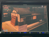 地上デジタル放送の映像を表示でき、停車中の休憩時間などにテレビを楽しめます。画面上には映像と時刻が表示され、車内で過ごすひとときに便利な装備としてご利用いただけます。