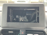 ダッシュボード中央の画面スペースは、運転席からも視線を移しやすい位置に配置されています。下部には送風口とハザードスイッチがまとまり、日常の操作場所を把握しやすい構成です。