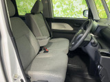 前席は視界が広く、運転席から周囲を見渡しやすいレイアウトです。明るい色合いのシートが空間になじみ、乗り降りの際にもゆとりを感じられる室内です。