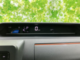 速度やシフト位置など、運転に必要な情報が前方の表示部にまとめられています。数字や表示が確認しやすく、視線の移動を抑えながら車両の状況を把握しやすい構成です。