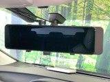 【ドラレコ付きデジタルインナーミラー】後席の大きな荷物や同乗者で後方が確認しづらい時でも安心!カメラが撮影した車両後方の映像をルームミラー内に表示。
