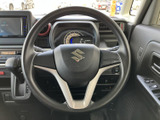 握りやすい形状のステアリングに操作ボタンが配置され、運転姿勢のまま手元で扱いやすい設計です。運転中に視線を大きく移さず操作できる点も便利です。
