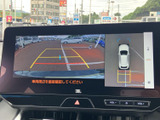 後方の映像と車両周囲の表示を画面で確認でき、駐車時の後方確認をサポートします。ガイド表示も備わり、駐車スペースとの位置関係を把握しやすいため、車庫入れや切り返しに便利です。